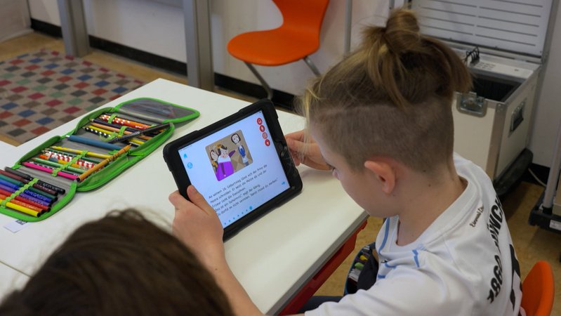 Tablets und Anwendungen mit Künstlicher Intelligenz gehören inzwischen zum Schulalltag | Bild: BR Tablets und Anwendungen mit Künstlicher Intelligenz gehören inzwischen zum Schulalltag
