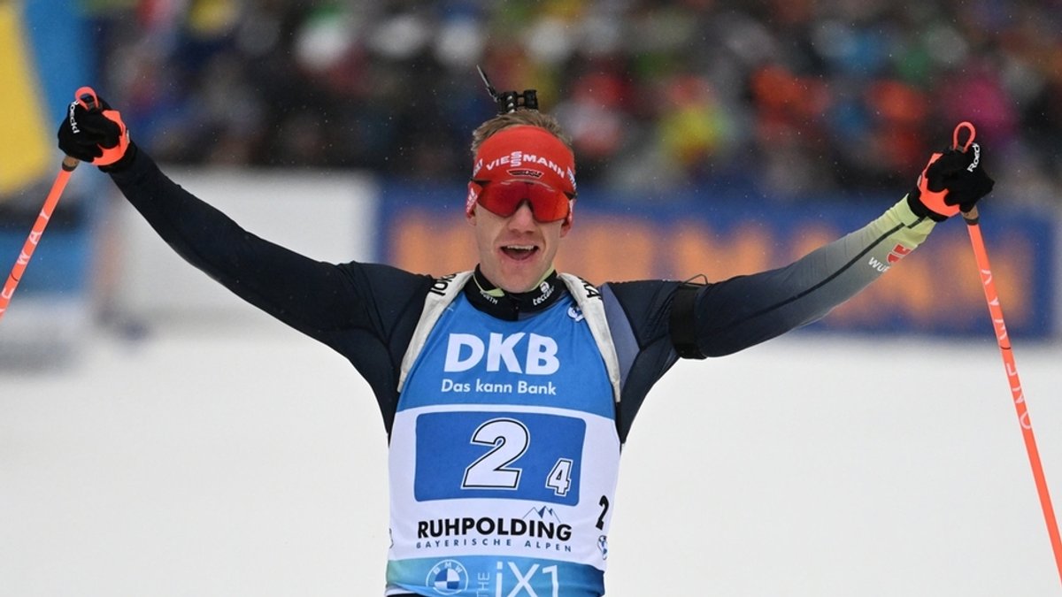 13.01.2023, Bayern, Ruhpolding: Biathlon: Weltcup, Staffel 4 x 7,5 km, Herren: Roman Rees aus Deutschland im Ziel. Das deutsche Team holt den zweiten Platz. 