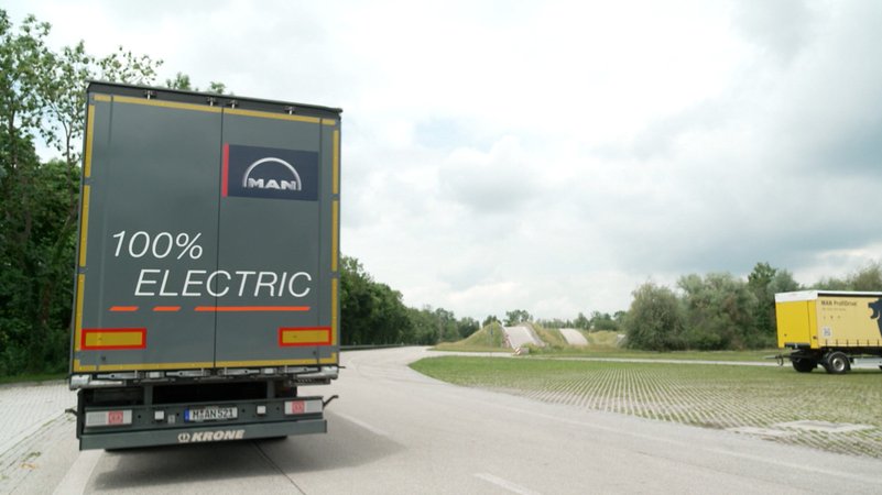 Nach 100 Jahren Fertigung von Diesel-Lkw sollen bei Nutzfahrzeughersteller MAN jetzt auch Elektro-Lkw in Serie produziert werden. | Bild: Bayerischer Rundfunk 2025 Nach 100 Jahren Fertigung von Diesel-Lkw sollen bei Nutzfahrzeughersteller MAN jetzt auch Elektro-Lkw in Serie produziert werden.