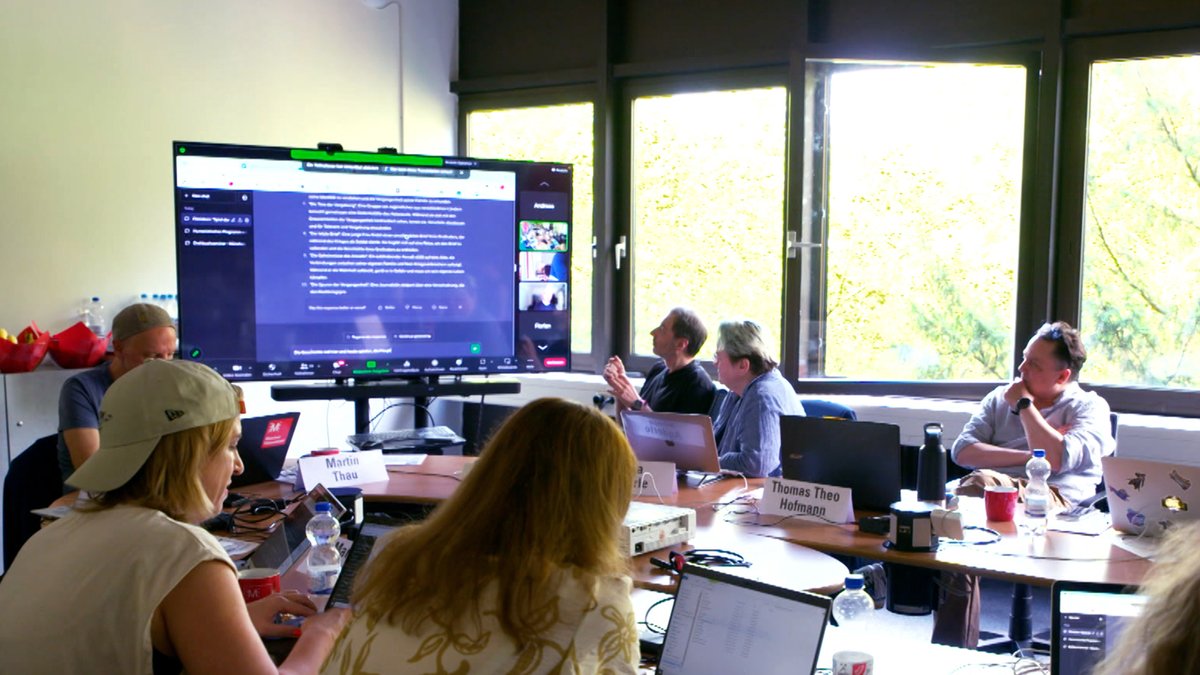 Die "Münchner Filmwerkstatt" bietet Kurse an, um ChatGPT daraufhin abzuklopfen, ob sich damit Skript-Ideen unterstützen lassen.