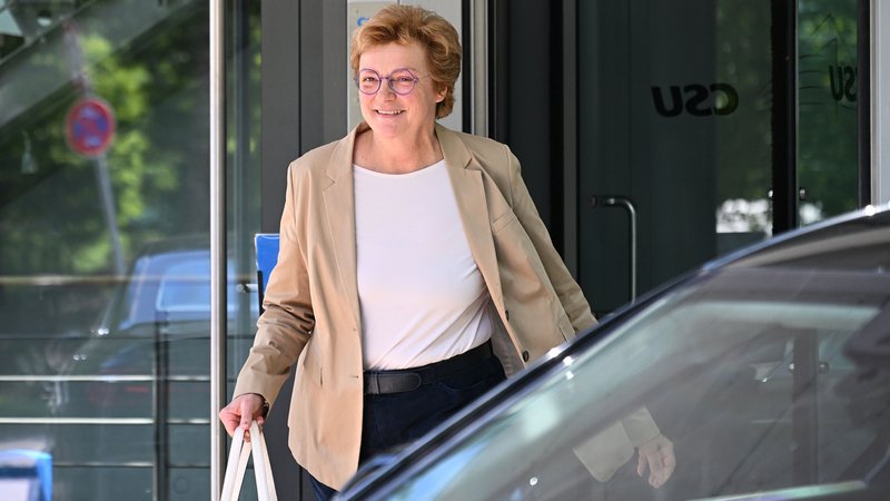 Monika Hohmeier, verlässt die CSU-Zentrale in München. | Bild: picture alliance / SvenSimon | Frank Hoermann/SVEN SIMON Monika Hohmeier, verlässt die CSU-Zentrale in München.