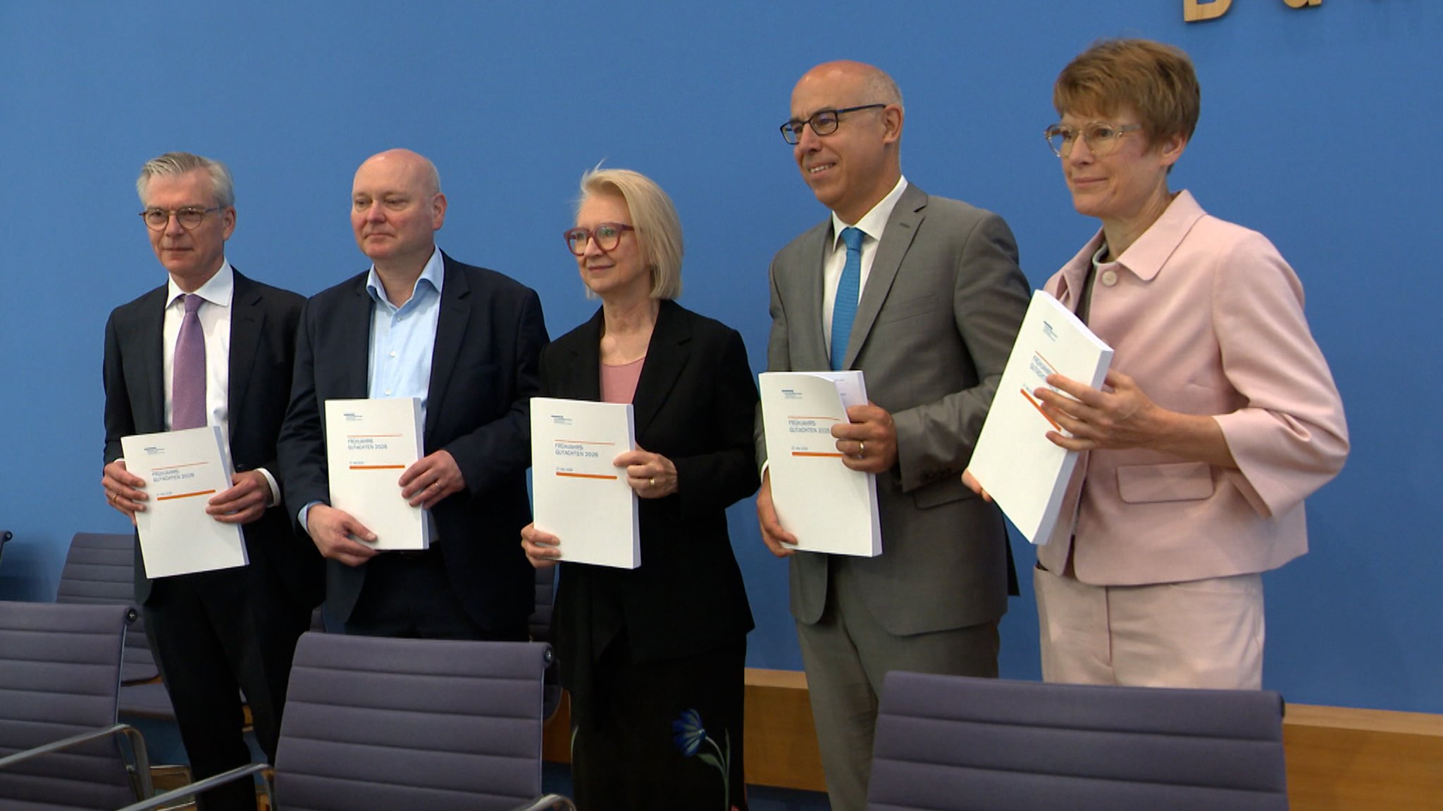 Prognose für 2026 - Wirtschaftsweise korrigieren nach unten | Bild: BR Prognose für 2026 - Wirtschaftsweise korrigieren nach unten