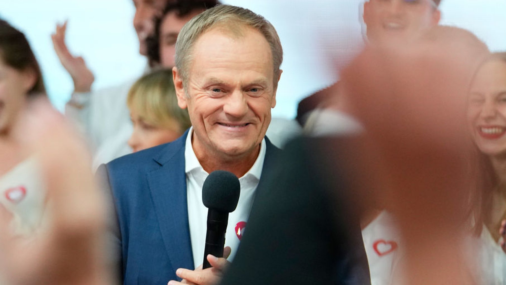 15.10.2023, Polen, Warschau: Donald Tusk (M), ehemaliger polnischer Ministerpräsident und Oppositionsführer