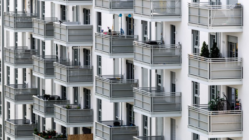 Wohnen wird auch in Bayern immer teurer. Da stellt sich die Frage: Mieten oder Kaufen | Bild: picture alliance / dpa | Matthias Balk Wohnen wird auch in Bayern immer teurer. Da stellt sich die Frage: Mieten oder Kaufen