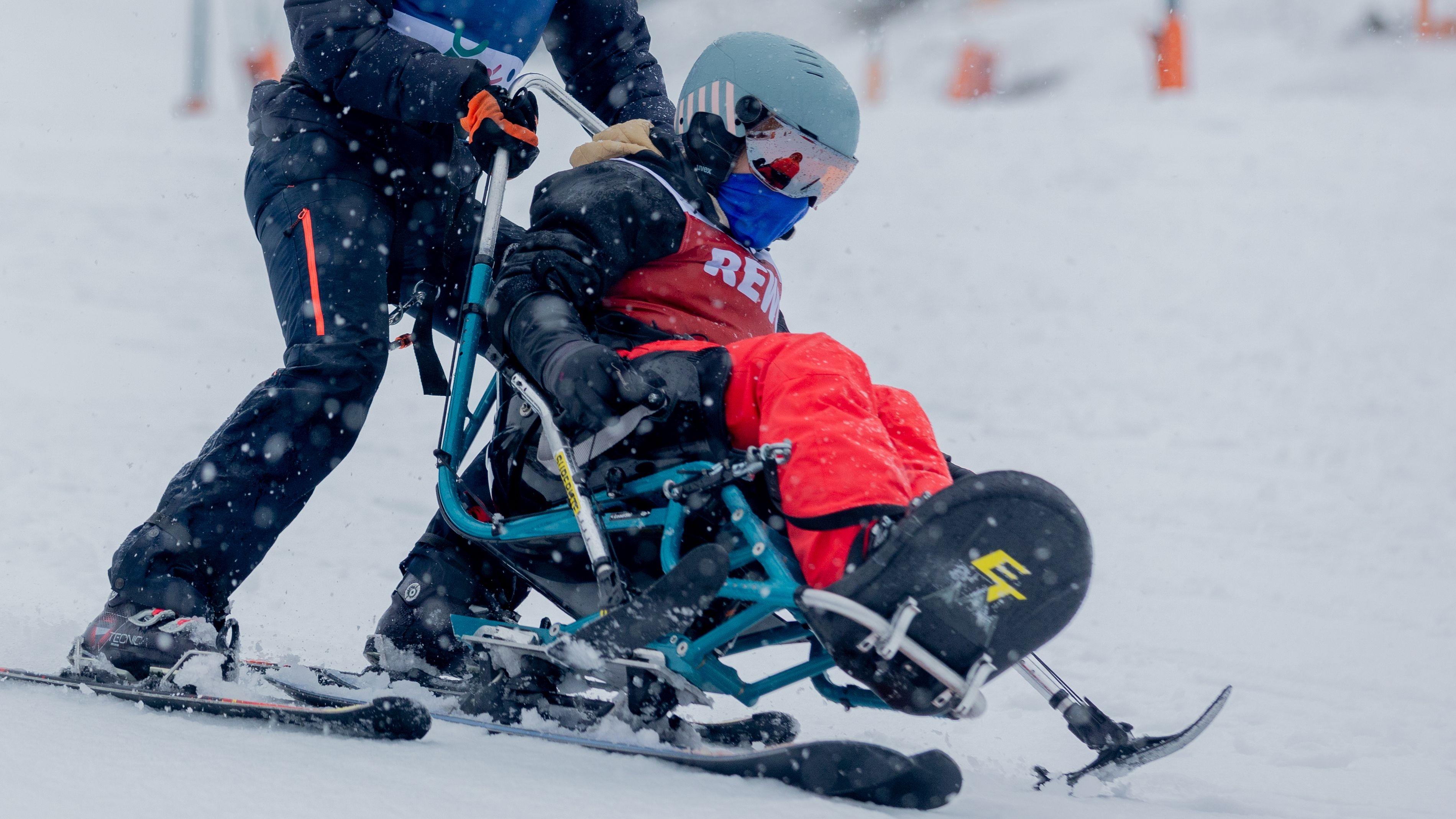 Skifahren ohne Beinarbeit: Schülerin Ella im Bi-Ski