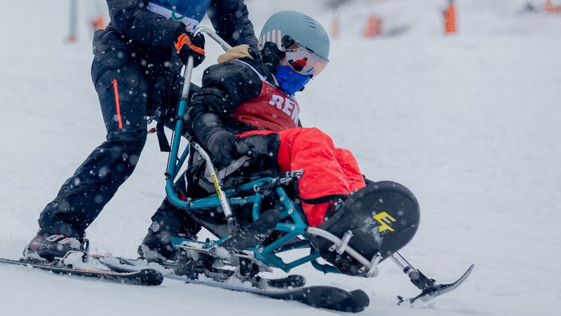 Skifahren ohne Beinarbeit: Schülerin Ella im Bi-Ski | Bild: Thilo Schmülgen / Aktion Mensch Skifahren ohne Beinarbeit: Schülerin Ella im Bi-Ski