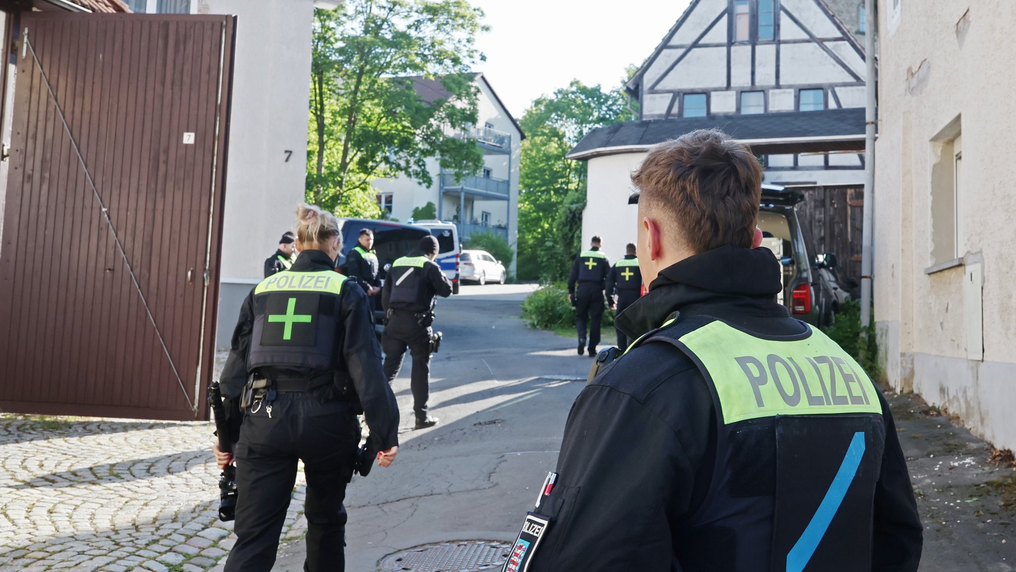 Polizeibeamte durchsuchen nach dem Verbot der Reichsbürger-Gruppe "Königreich Deutschland" durch den Bundesinnenminister Gebäude.