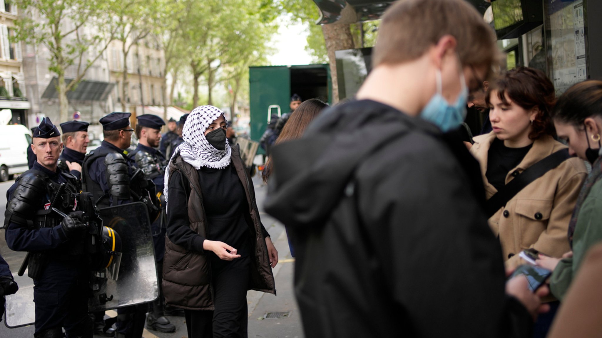 Studenten versammeln sich in der Nähe der Universität Sciences Po in Paris. 