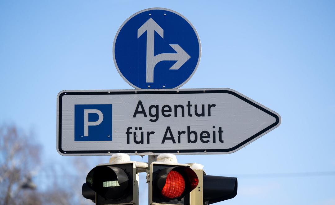 03.01.2025, Bayern, München: Der Schriftzug ·Parkplatz - Agentur für Arbeit· ist auf einem Schild vor der Agentur für Arbeit zu sehen.