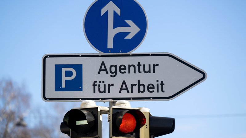 03.01.2025, Bayern, München: Der Schriftzug ·Parkplatz - Agentur für Arbeit· ist auf einem Schild vor der Agentur für Arbeit zu sehen. | Bild: dpa-Bildfunk/Sven Hoppe 03.01.2025, Bayern, München: Der Schriftzug ·Parkplatz - Agentur für Arbeit· ist auf einem Schild vor der Agentur für Arbeit zu sehen.