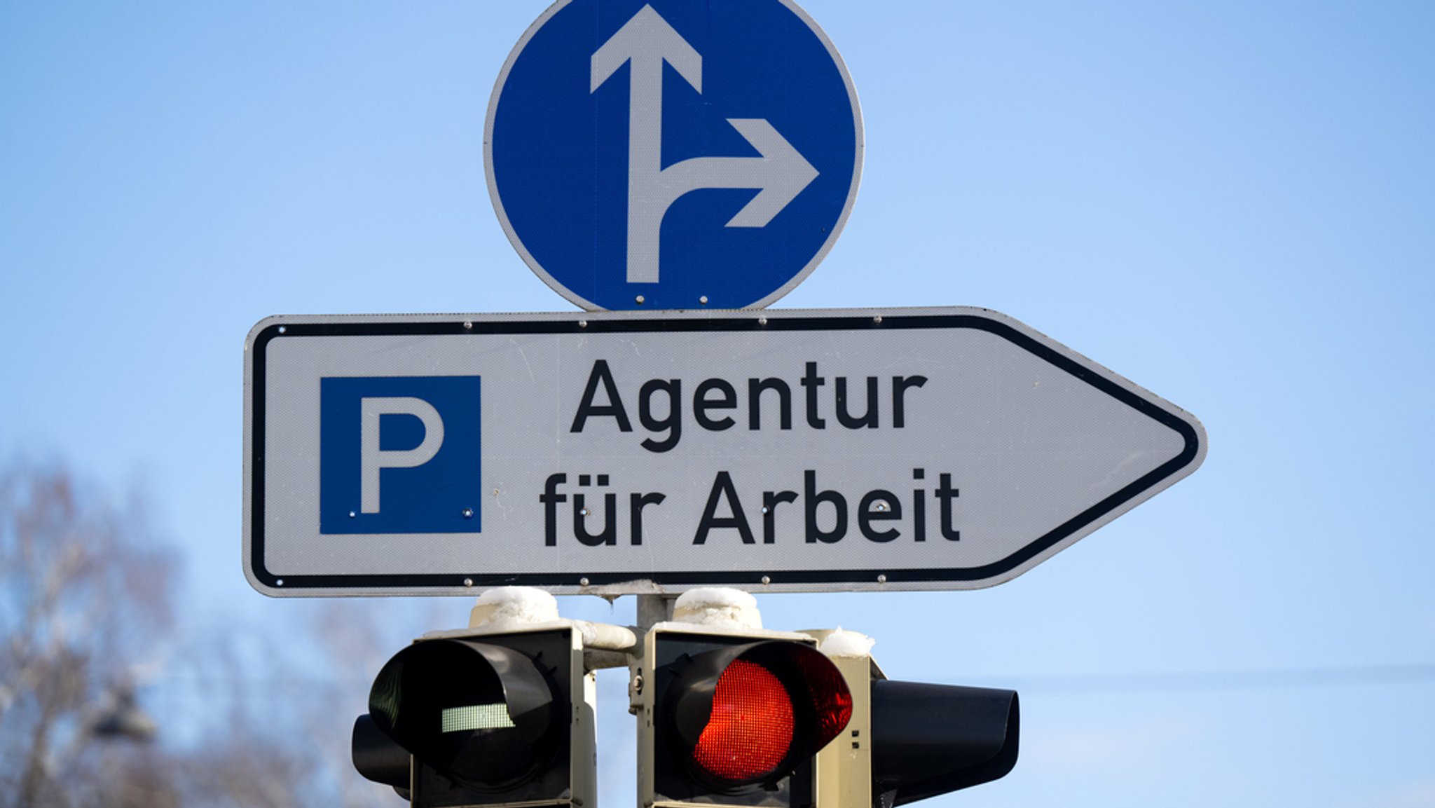 03.01.2025, Bayern, München: Der Schriftzug ·Parkplatz - Agentur für Arbeit· ist auf einem Schild vor der Agentur für Arbeit zu sehen.