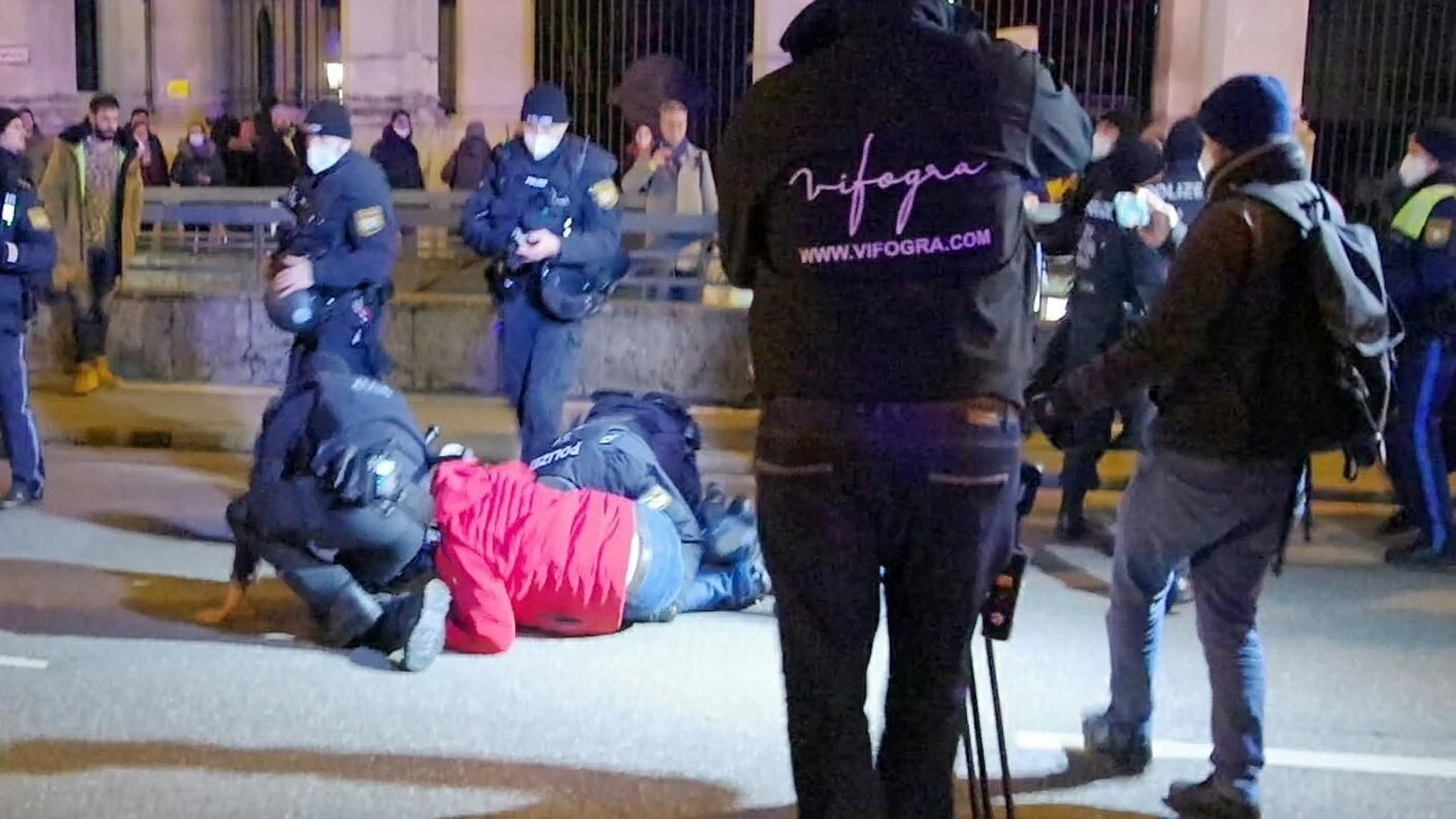 Rangelei zwischen Demonstrant und Polizei