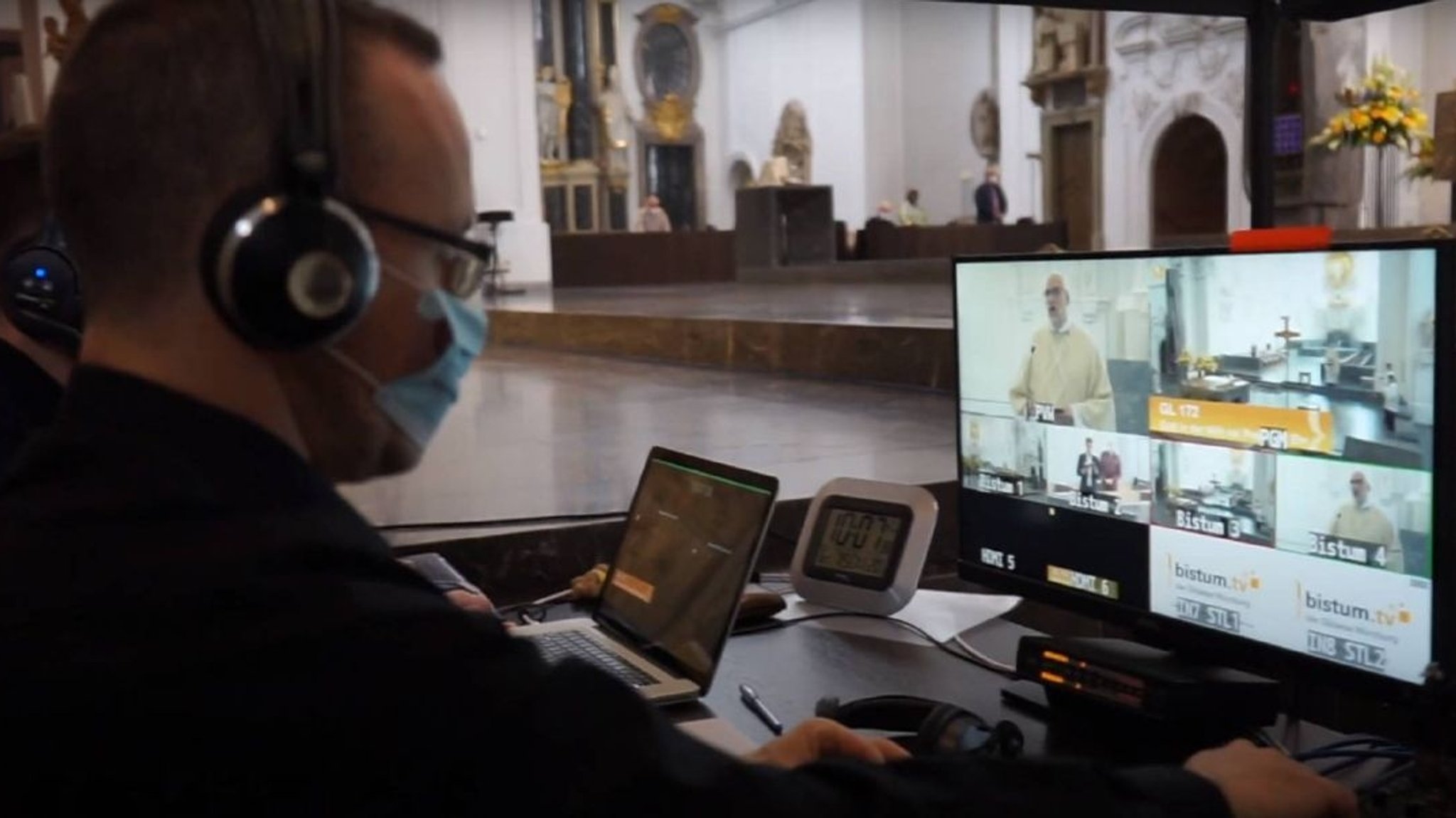 Bei einer Live-Übertragung eines Gottesdienstes aus dem Würzburger Kiliansdom sitzt ein Mann vor einem Computer, der die Übertragung betreut.