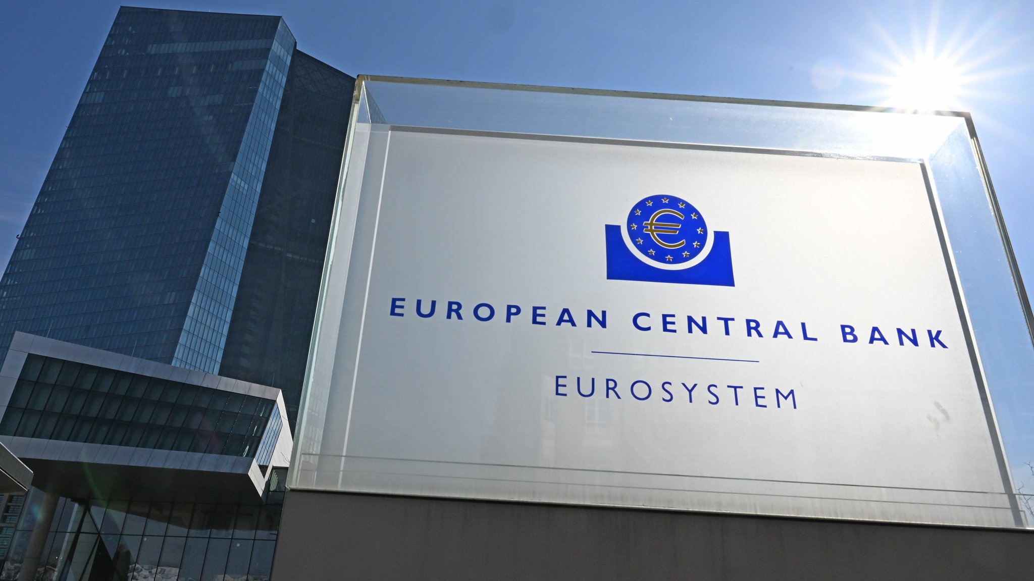 Ein Schild mit der Aufschrift "European Central Bank - Eurosystem" steht vor der Europäischen Zentralbank (EZB) in Frankfurt. | Bild: picture alliance/dpa|Michael Brandt Ein Schild mit der Aufschrift "European Central Bank - Eurosystem" steht vor der Europäischen Zentralbank (EZB) in Frankfurt.