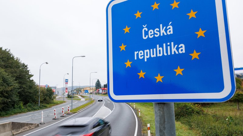 Bundespolizei kontrolliert deutsch-tschechische Grenze (Symbolbild) | Bild: dpa-Bildfunk/Daniel Karmann Bundespolizei kontrolliert deutsch-tschechische Grenze (Symbolbild)