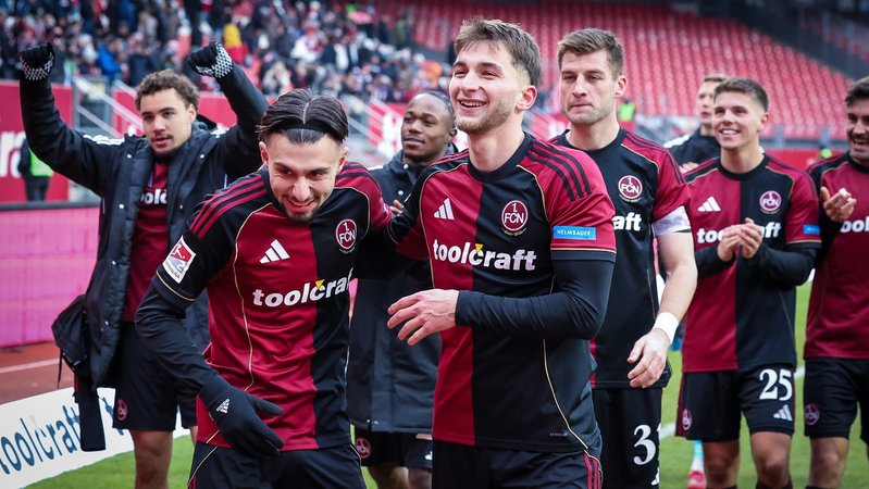 Rafael Lubach, Berkay Yilmaz, Adam Markhiyev, Mohamed Ali Zoma, Robin Knoche, Finn Becker freuen sich nach Spielschluss mit den Fans über den Heimsieg. | Bild: picture alliance / kolbert-press/Martin Agüera Rafael Lubach, Berkay Yilmaz, Adam Markhiyev, Mohamed Ali Zoma, Robin Knoche, Finn Becker freuen sich nach Spielschluss mit den Fans über den Heimsieg.