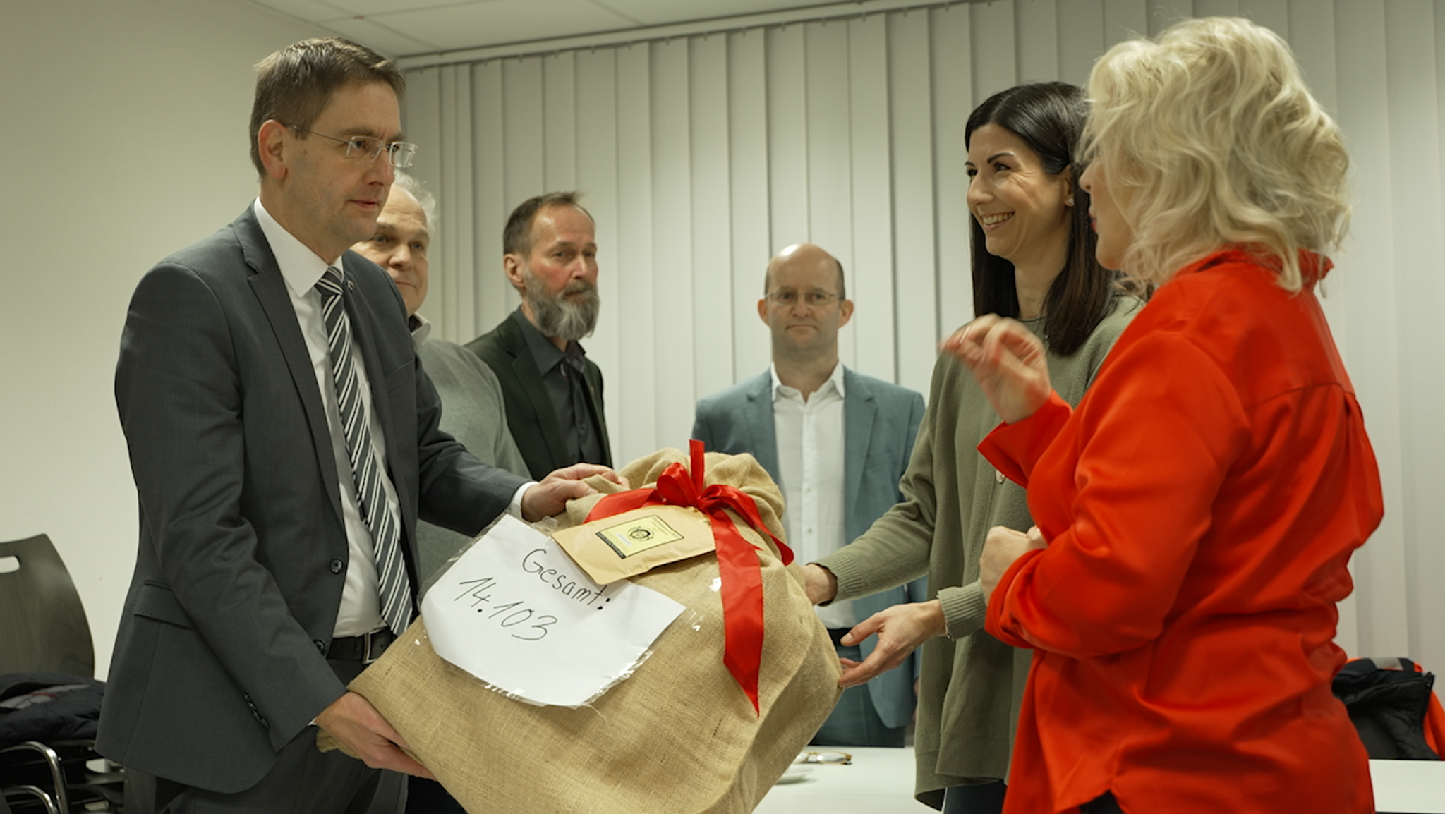 Vorsitzende der Anregiomed-Fördervereine übergeben Jutesack an Landrat Jürgen Ludwig