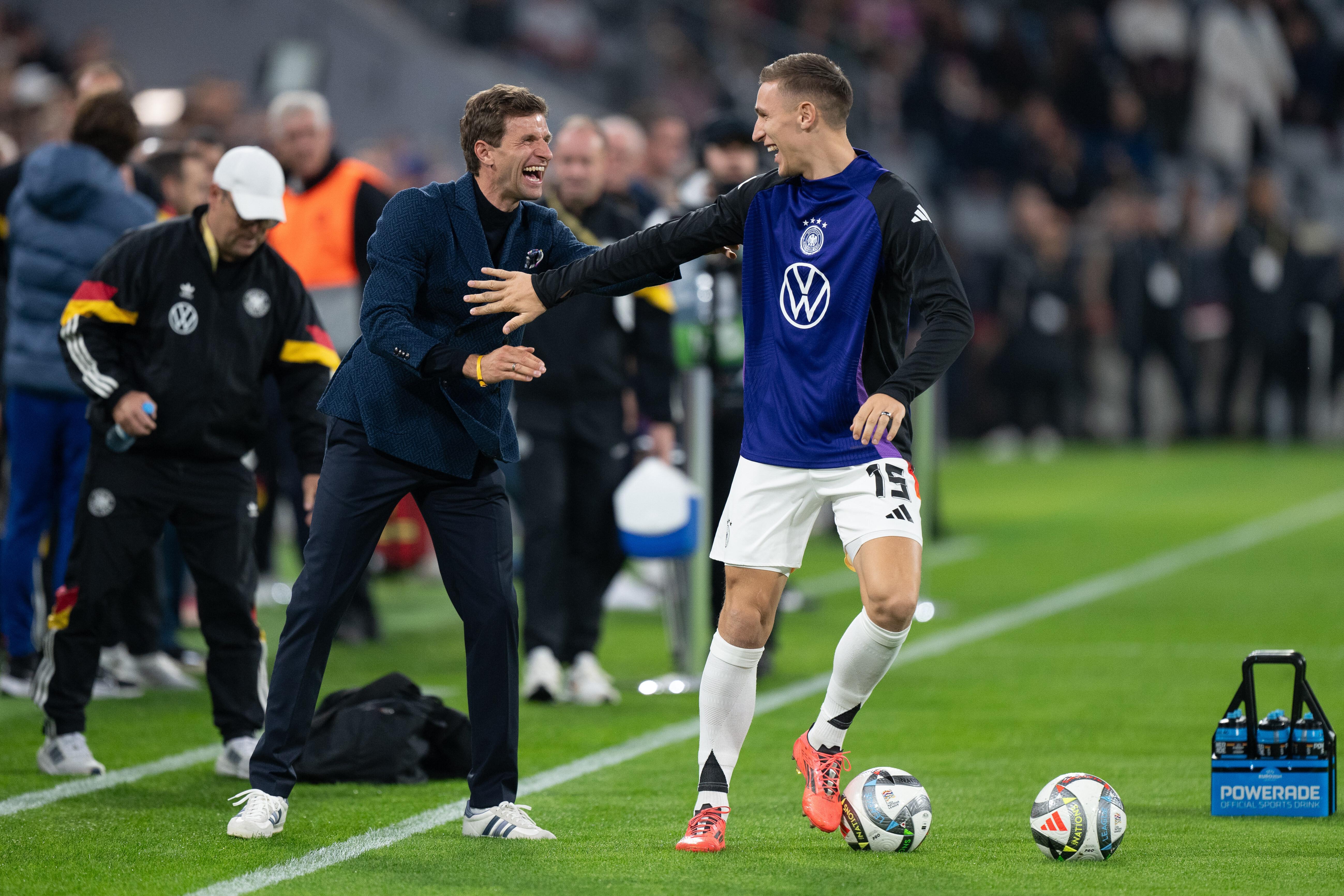 Thomas Müller (links) scherzt mit Nico Schlotterbeck