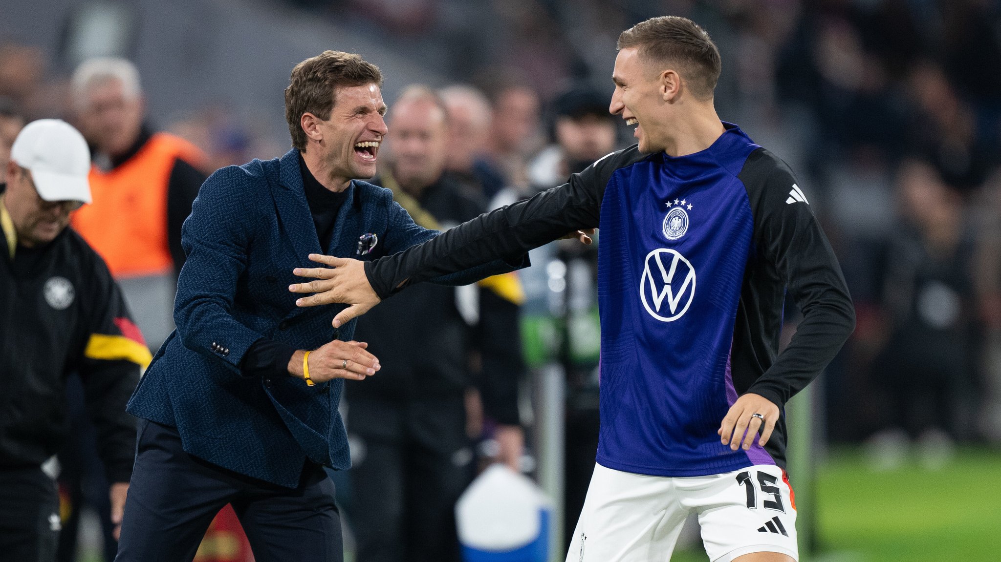 Thomas Müller (links) scherzt mit Nico Schlotterbeck