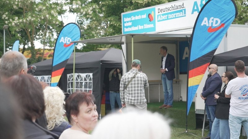 Björn Höcke steht auf einer Bühne - bei einer AfD-Veranstaltung. | Bild: BR / Melanie Marks Björn Höcke steht auf einer Bühne - bei einer AfD-Veranstaltung.