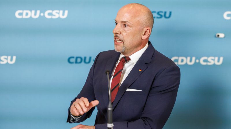 Archivbild: Alexander Hoffmann, stellvertretender Fraktionsvorsitzender der CDU/CSU im Bundestag und Vorsitzender der CSU-Landesgruppe | Bild: picture alliance / Andreas Gora | Andreas Gora Archivbild: Alexander Hoffmann, stellvertretender Fraktionsvorsitzender der CDU/CSU im Bundestag und Vorsitzender der CSU-Landesgruppe