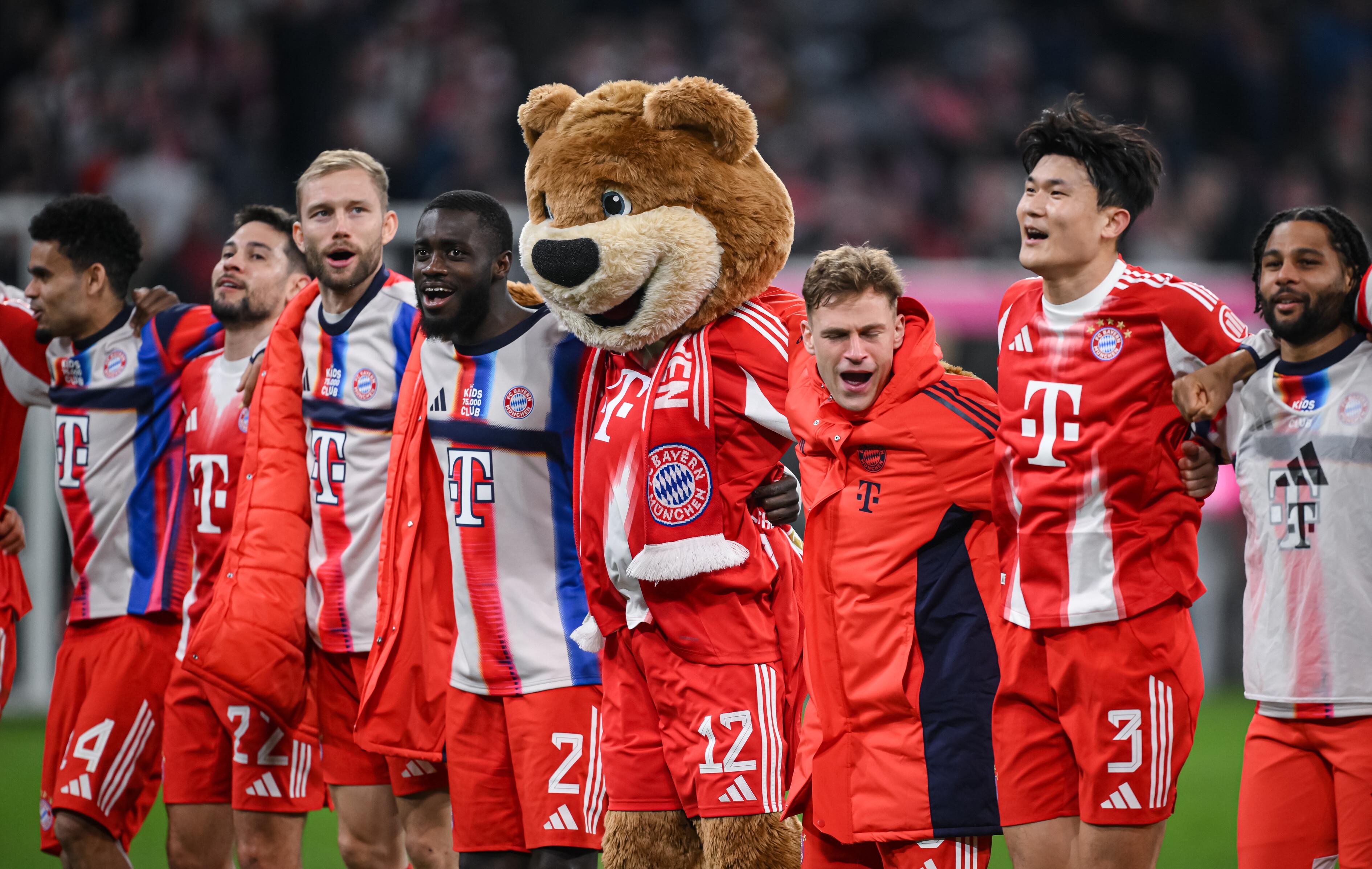 Der FC Bayern feiert nach dem Sieg über Gladbach
