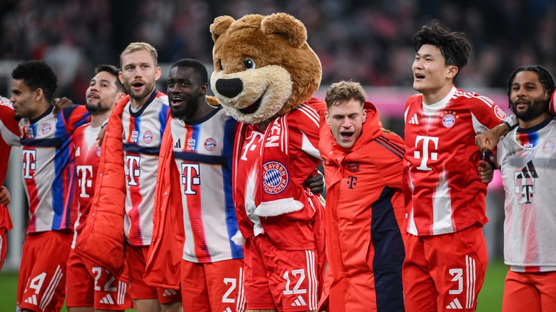 Der FC Bayern feiert nach dem Sieg über Gladbach | Bild: picture alliance / Pressefoto Ulmer | Markus Ulmer Der FC Bayern feiert nach dem Sieg über Gladbach
