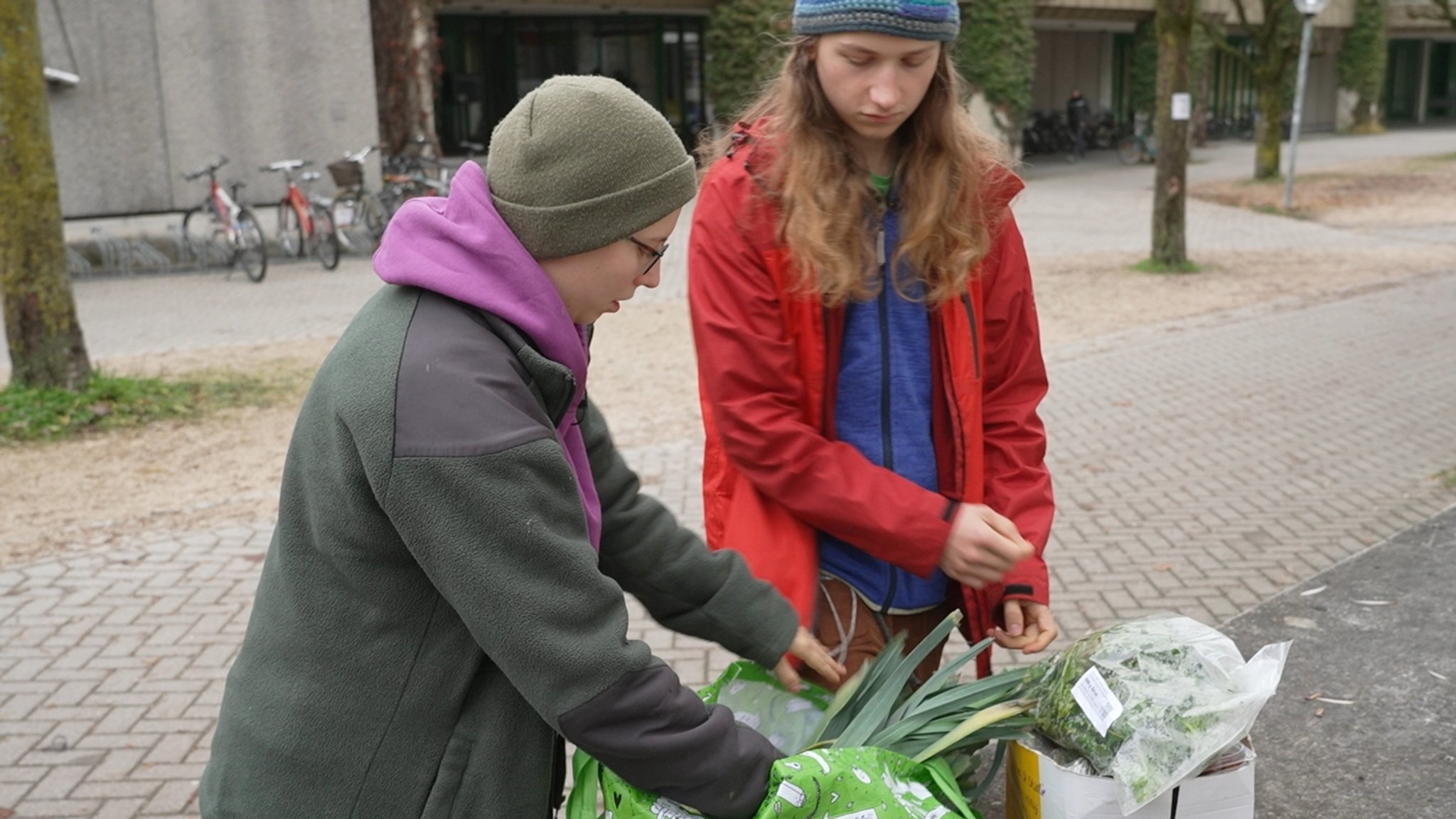 Charlie und Samuel mit den Lebensmitteln aus dem Container