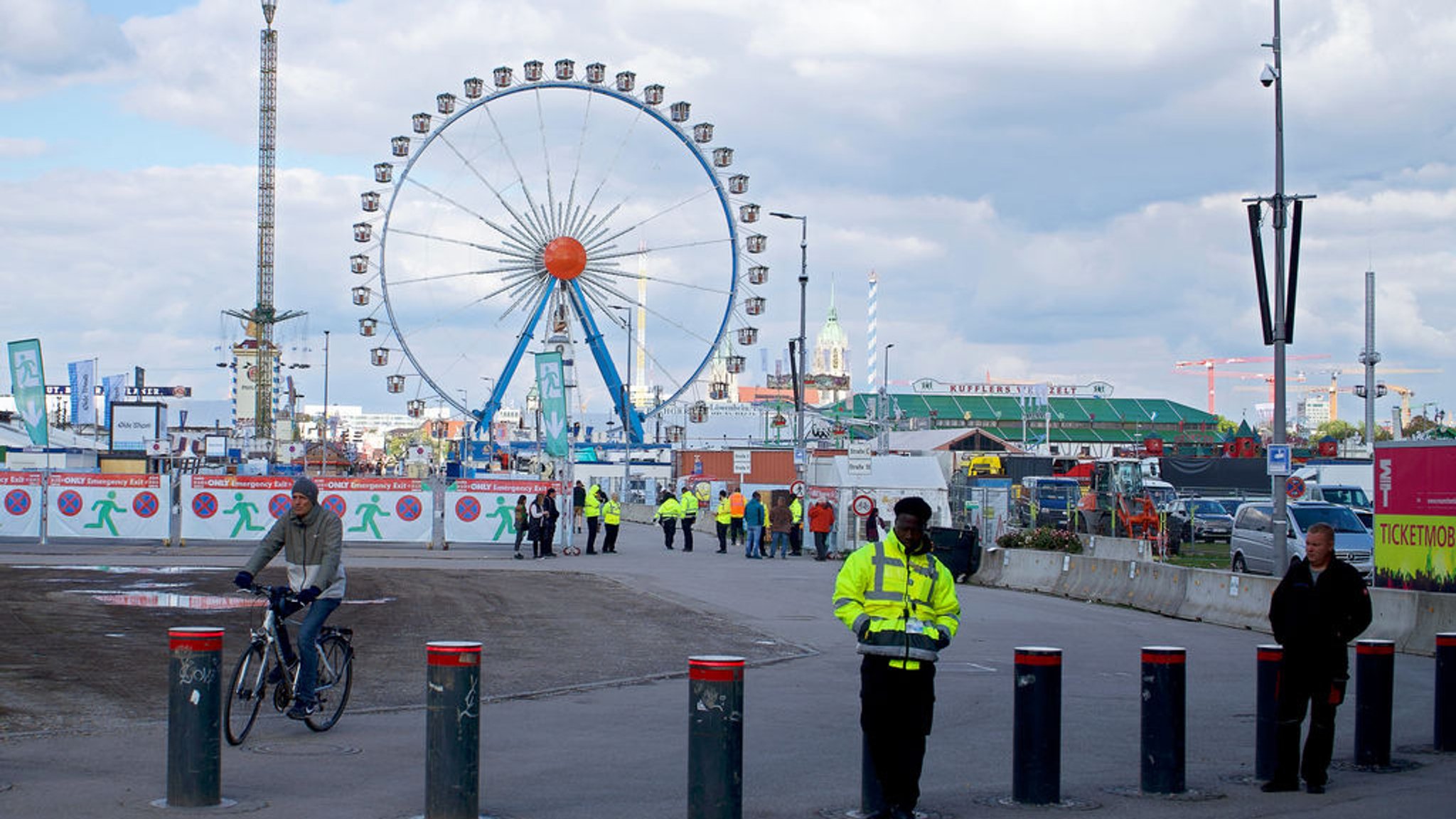 Oktoberfest in Munich reopens after bomb threat | Bild: dpa-Bildfunk/Michael Faulhaber Oktoberfest in Munich reopens after bomb threat