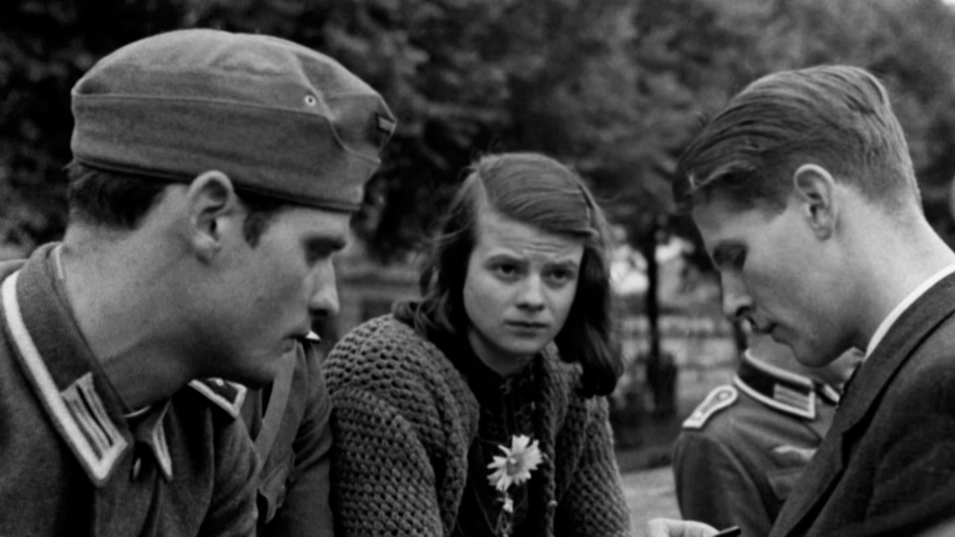 Hans Scholl (links), Sophie Scholl (in der Mitte) und Christoph Pr​obst (rechts) am am 22. Juli 1942 in München.
