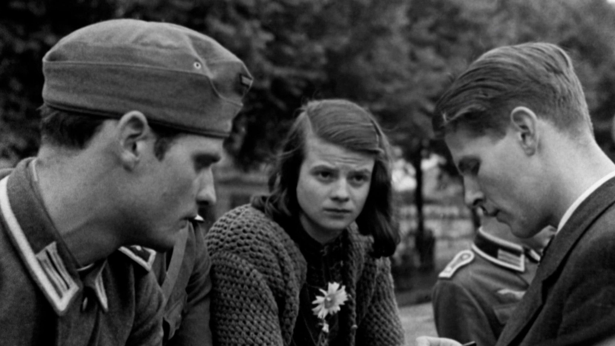 Hans Scholl (links), Sophie Scholl (in der Mitte) und Christoph Pr​obst (rechts) am am 22. Juli 1942 in München.