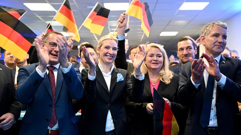 Alice Weidel (M), Bundesvorsitzende und Kanzlerkandidatin der AfD, Tino Chrupalla (l), und Björn Höcke (r) bei der Wahlparty der AFD. | Bild: picture alliance/dpa/dpa-Pool | Sören Stache Alice Weidel (M), Bundesvorsitzende und Kanzlerkandidatin der AfD, Tino Chrupalla (l), und Björn Höcke (r) bei der Wahlparty der AFD.