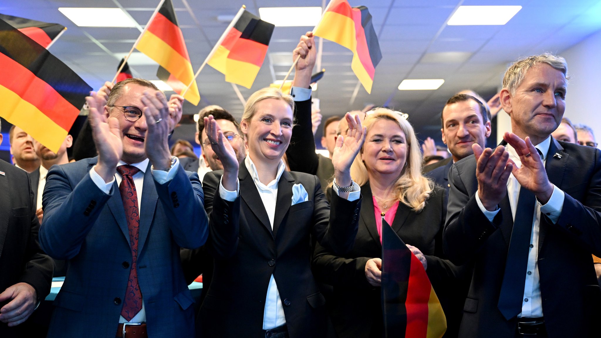 Alice Weidel (M), Bundesvorsitzende und Kanzlerkandidatin der AfD, Tino Chrupalla (l), und Björn Höcke (r) bei der Wahlparty der AFD.