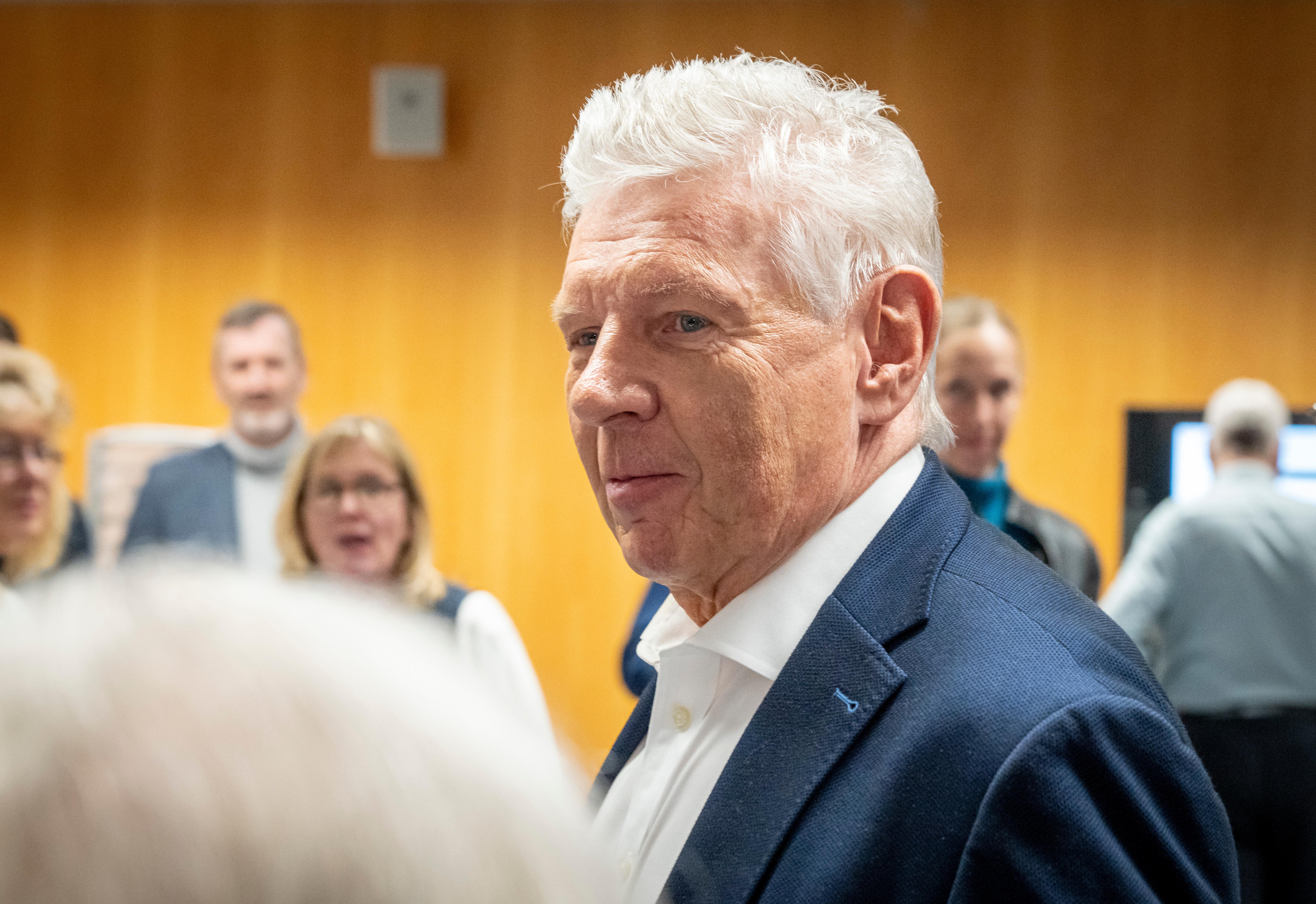 Dieter Reiter (SPD), amtierender Oberbürgermeister von München, verlässt nach der Präsentation des vorläufigen Ergebnispräsentation für die Wahl zum Oberbürgermeister bei den Kommunalwahlen das Kreisverwaltungsreferat der bayerischen Landeshauptstadt.