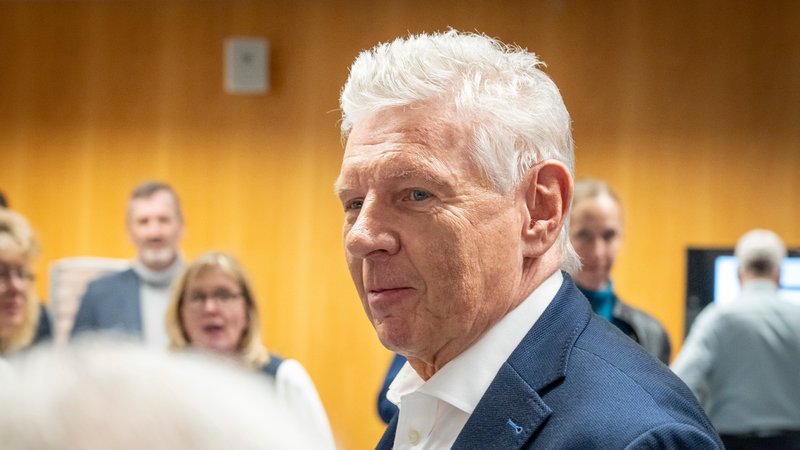 Dieter Reiter (SPD), amtierender Oberbürgermeister von München, verlässt nach der Präsentation des vorläufigen Ergebnispräsentation für die Wahl zum Oberbürgermeister bei den Kommunalwahlen das Kreisverwaltungsreferat der bayerischen Landeshauptstadt. | Bild: picture alliance/dpa | Peter Kneffel Dieter Reiter (SPD), amtierender Oberbürgermeister von München, verlässt nach der Präsentation des vorläufigen Ergebnispräsentation für die Wahl zum Oberbürgermeister bei den Kommunalwahlen das Kreisverwaltungsreferat der bayerischen Landeshauptstadt.