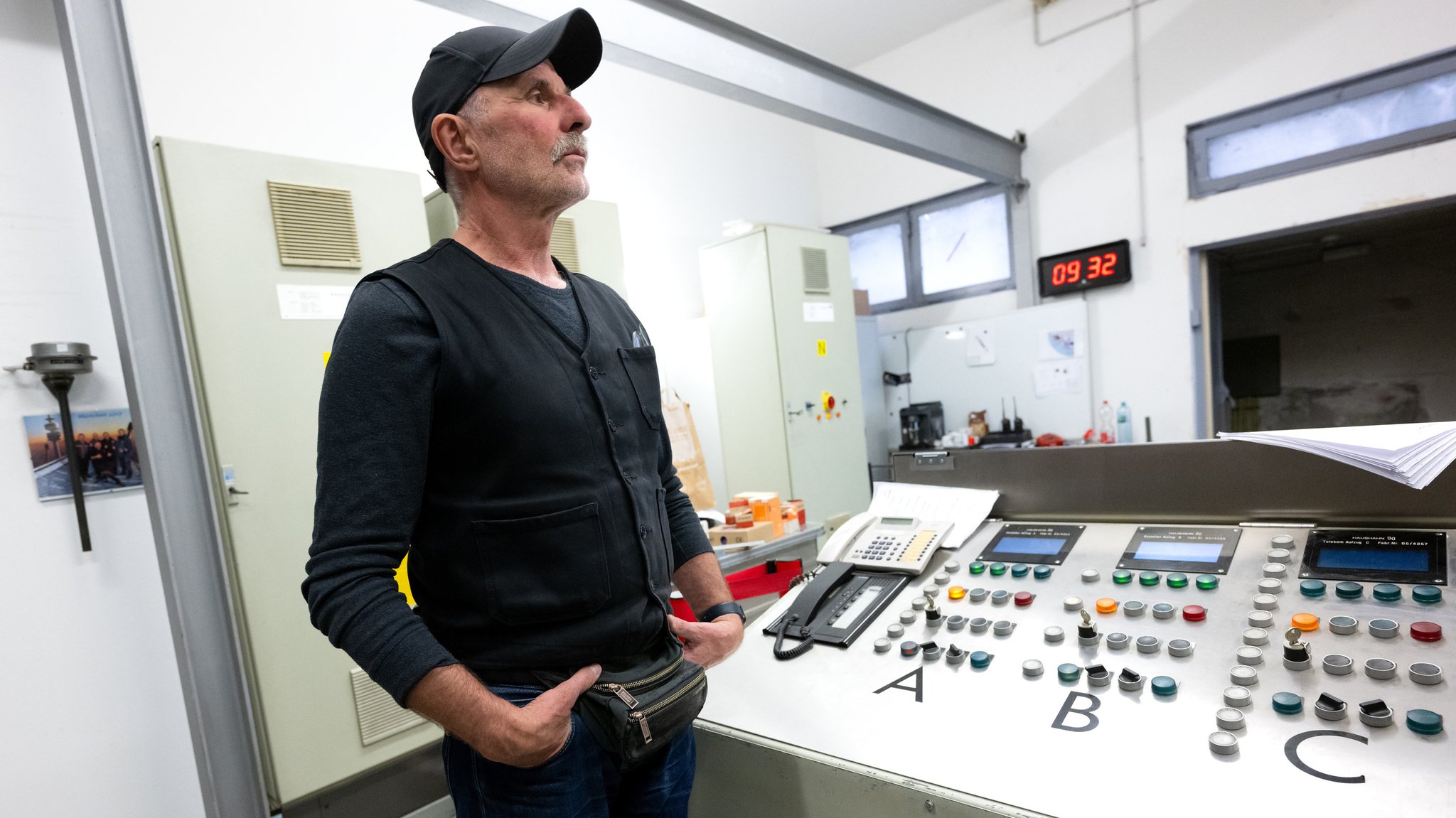  Ulrich Bodammer, Betriebsleiter im Olympiapark, steht im Kontrollraum für die Aufzüge im Olympiaturm. 