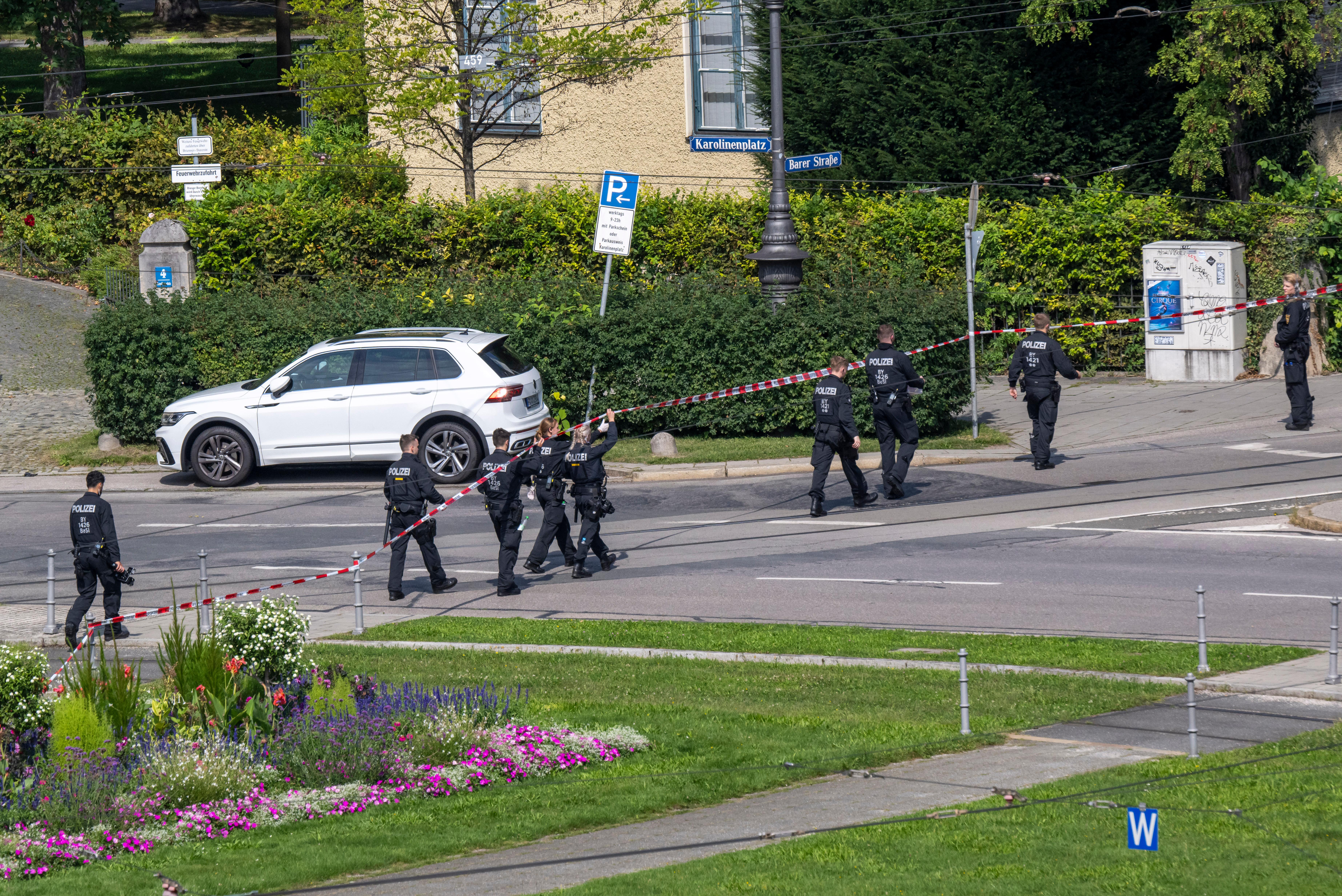 München, 05.09.24: Polizisten gehen nach dem Anschlagsversuch eines Islamisten eine Straße am Karolinenplatz auf der Suche nach Spuren ab.
