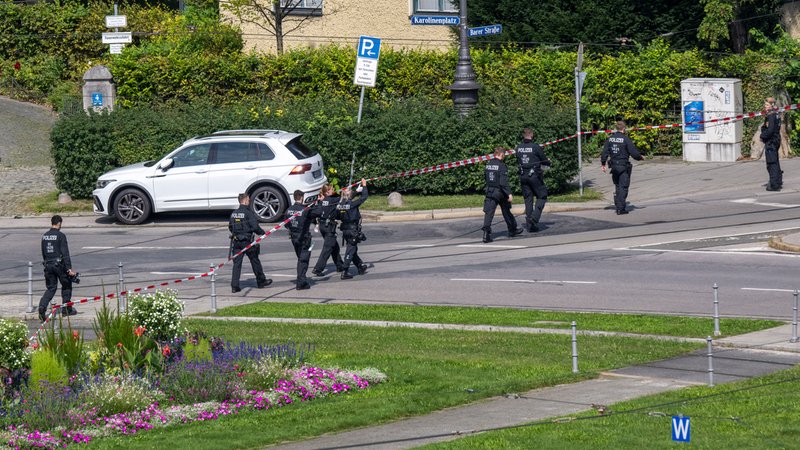 München, 05.09.24: Polizisten gehen nach dem Anschlagsversuch eines Islamisten eine Straße am Karolinenplatz auf der Suche nach Spuren ab. | Bild: pa/dpa/Peter Kneffel München, 05.09.24: Polizisten gehen nach dem Anschlagsversuch eines Islamisten eine Straße am Karolinenplatz auf der Suche nach Spuren ab.