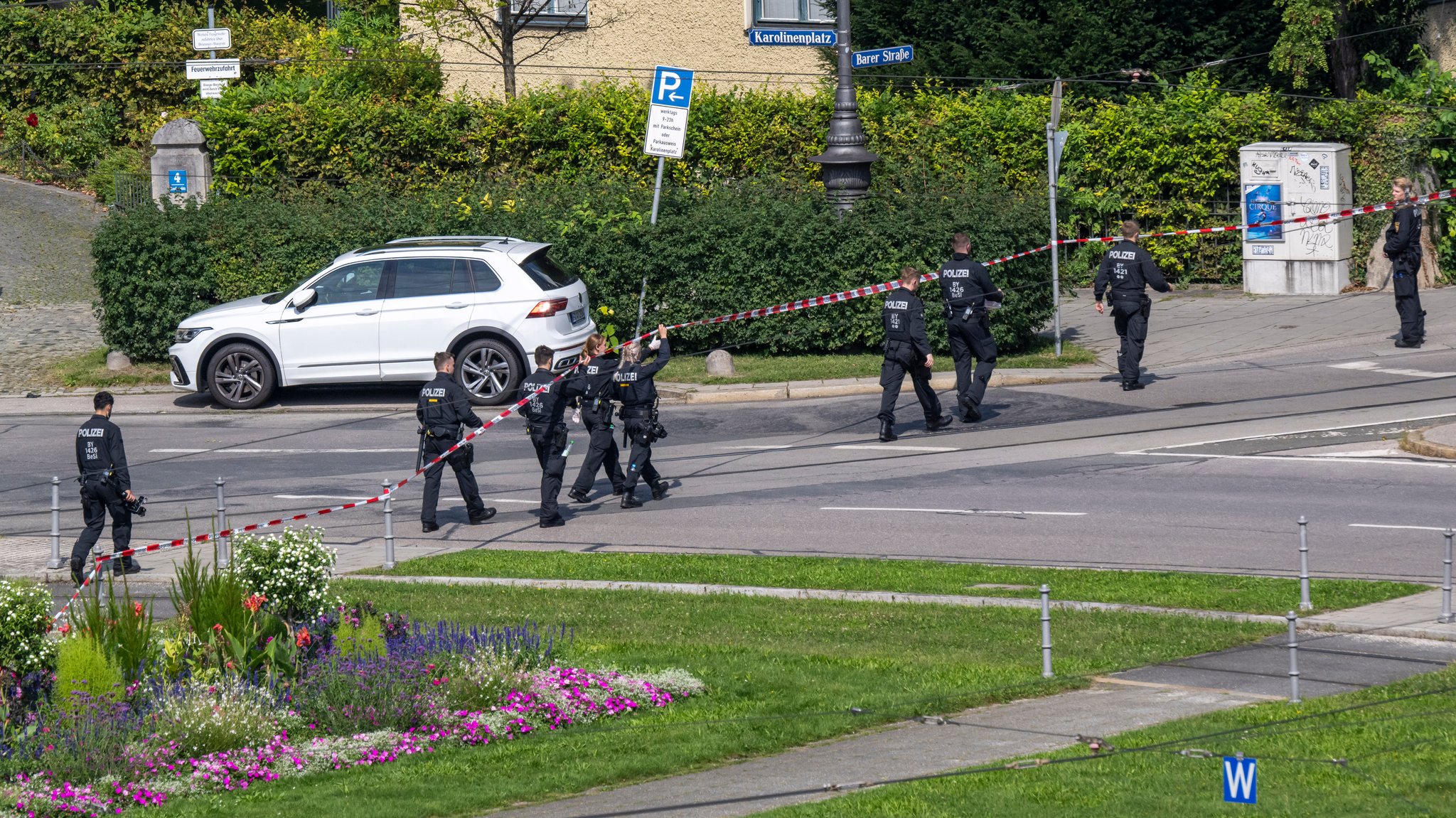 München, 05.09.24: Polizisten gehen nach dem Anschlagsversuch eines Islamisten eine Straße am Karolinenplatz auf der Suche nach Spuren ab.