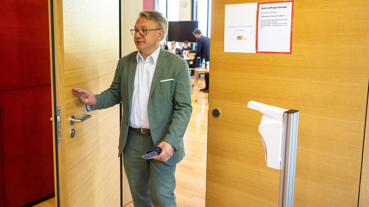 12.05.22: Der ehemalige CSU-Bundestagsabgeordnete Georg Nüßlein verlässt eine Sitzung des Masken-Untersuchungsausschusses im Bayerischen Landtag.