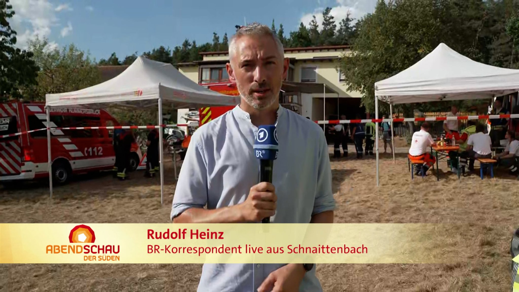 BR-Reporter am Einsatzort, Feuerwehrfahrzeuge | Bild: BR BR-Reporter am Einsatzort, Feuerwehrfahrzeuge