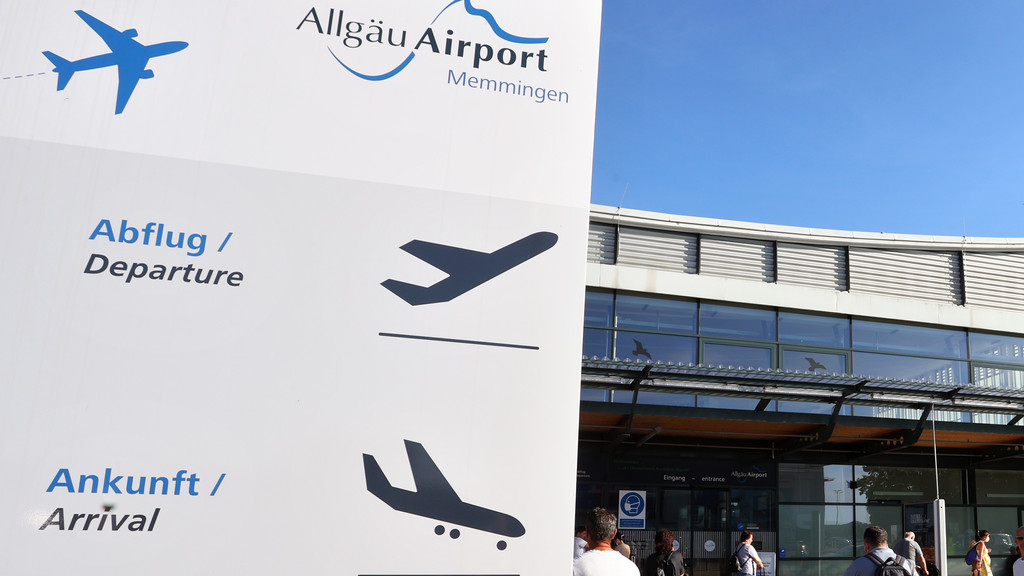 Abflug- und Ankunftsschild am Allgäu Airport.