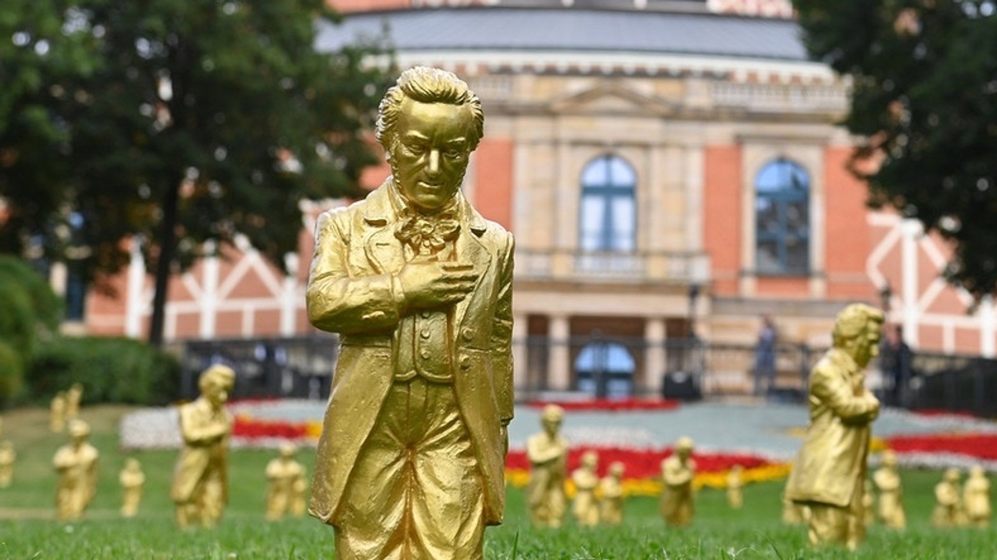 Wagner-Figuren vor Festspielhaus in Bayreuth