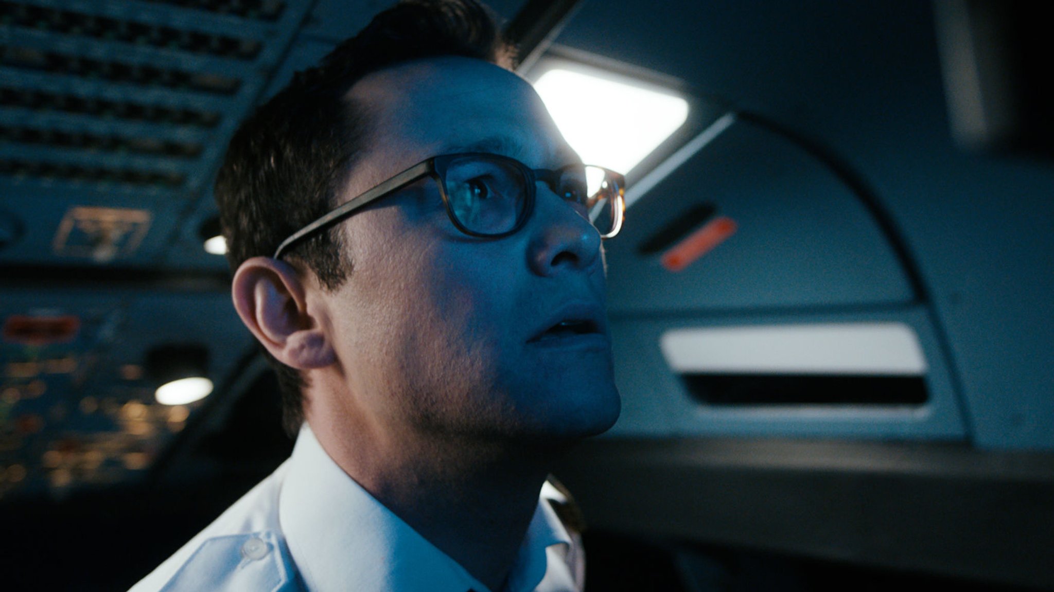 Joseph Gordon-Levitt erlebt eine Tour de Force als machtloser Pilot in "7500" (Filmszene).