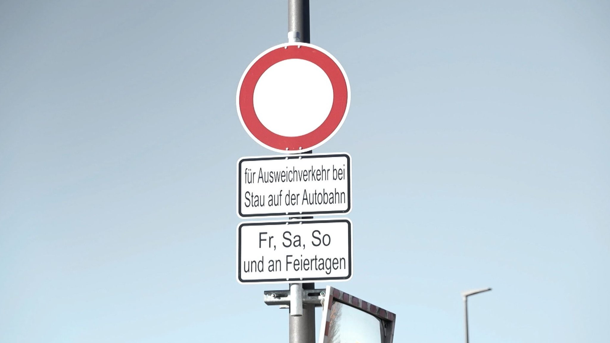 Ein Straßenschild weißt darauf hin, dass die Straße nicht als Ausweichroute genutzt werden darf, wenn Stau auf der Autobahn herrscht. | Bild: Bayerischer Rundfunk Ein Straßenschild weißt darauf hin, dass die Straße nicht als Ausweichroute genutzt werden darf, wenn Stau auf der Autobahn herrscht.