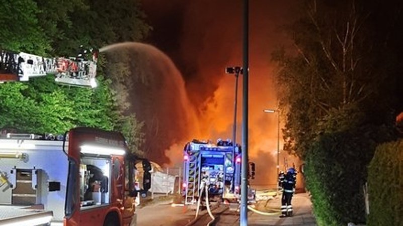Löscheinsatz der Feuerwehr in München-Harlaching.
