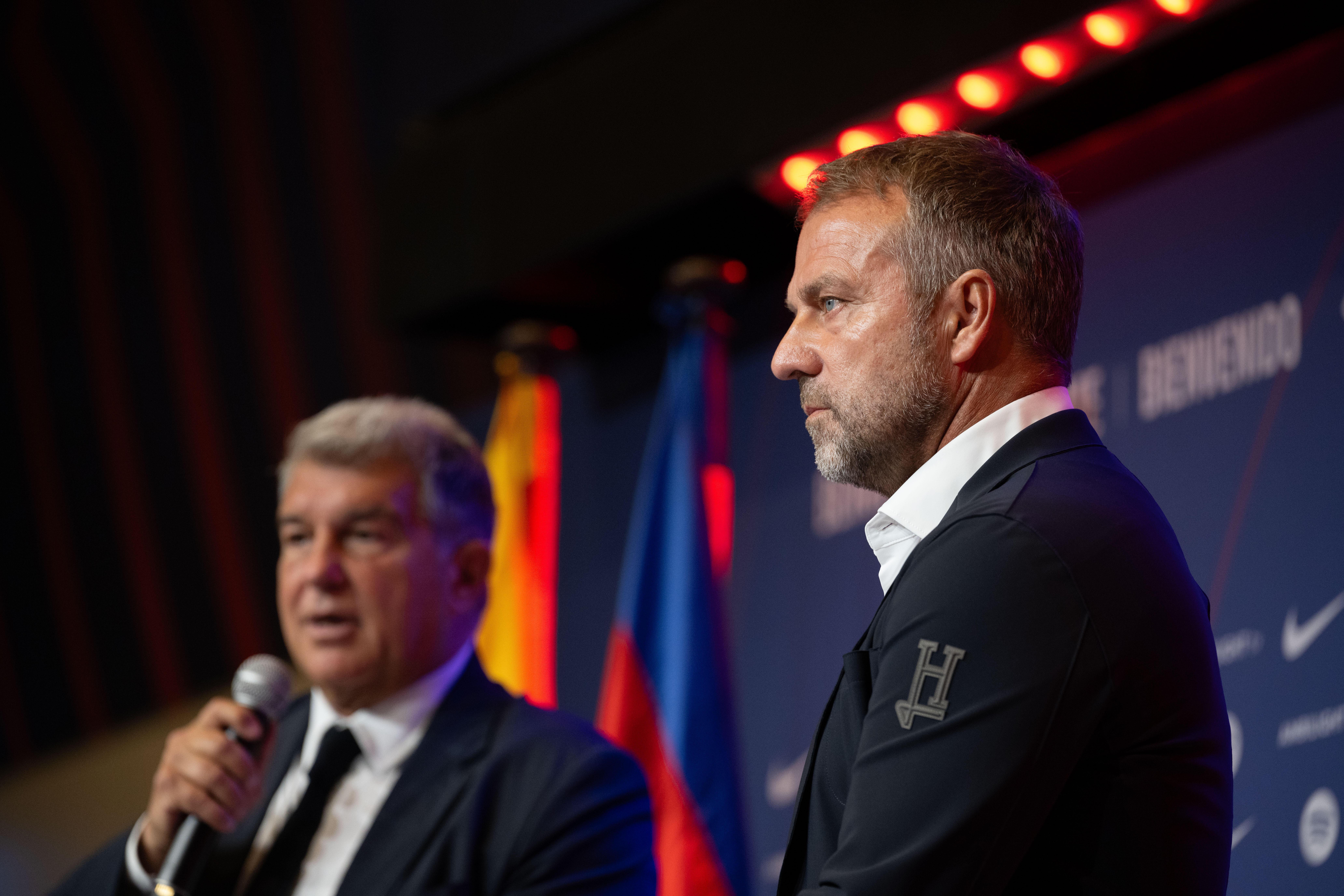 Hansi Flick (rechts) und Joan Laporta bei der offiziellen Vorstellung des neuen FC-Barcelona-Trainers.