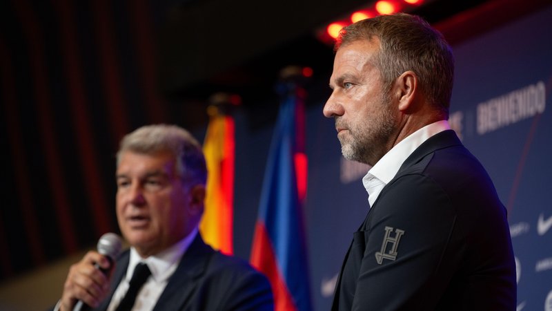 Hansi Flick (rechts) und Joan Laporta bei der offiziellen Vorstellung des neuen FC-Barcelona-Trainers. | Bild: picture alliance / Anadolu | Adria Puig Hansi Flick (rechts) und Joan Laporta bei der offiziellen Vorstellung des neuen FC-Barcelona-Trainers.