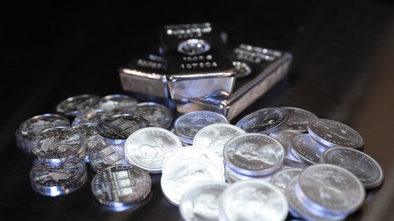 Einige Silbermünzen und Silberbarren liegen auf einem Stapel | Bild: picture alliance/dpa | Sven Hoppe Einige Silbermünzen und Silberbarren liegen auf einem Stapel