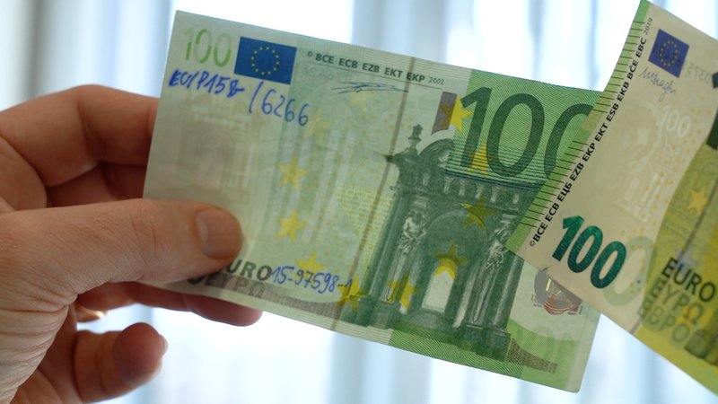 Auf der linken Seite ist ein gefälschter 100 Euro Schein zu sehen, rechts ein echter. | Bild: BR/ Veronika Scheidl Auf der linken Seite ist ein gefälschter 100 Euro Schein zu sehen, rechts ein echter.